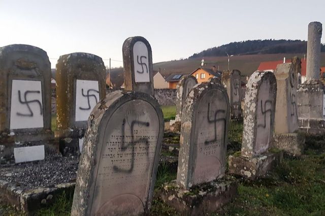 Antiszemita feliratokat és horogkereszteket festettek 107 sírra egy franciaországi zsidó temetőben