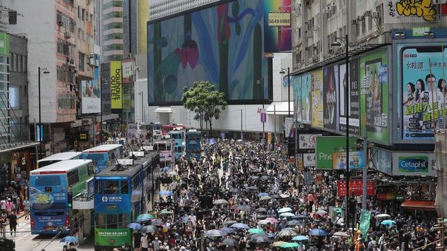 Milioane de locuitori din Hong Kong ar putea primi cetățenie britanică