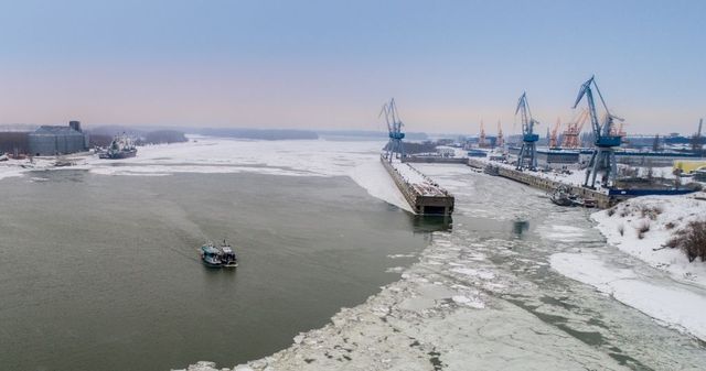 Aproape 30 de tone de azotat de amoniu, stocate necorespunzător, descoperite în zona portului din Brăila