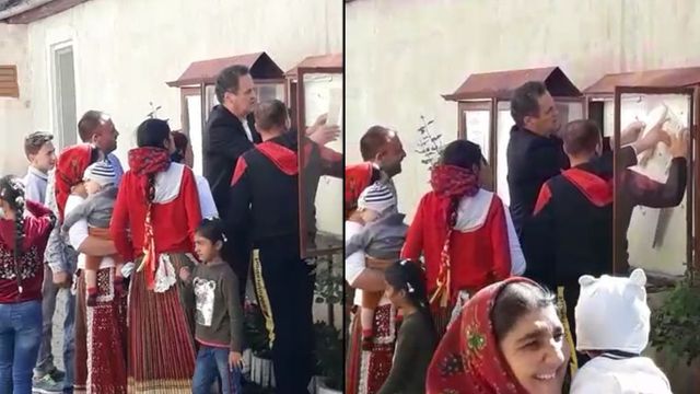 Un primar din Sibiu a fost filmat în timp ce arăta unui grup de alegători cum să voteze