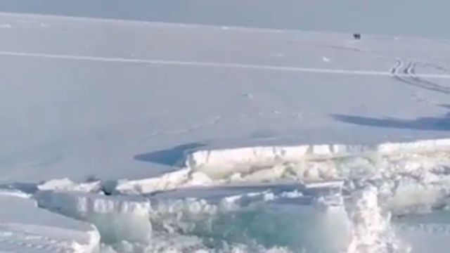 Восемь рыбаков оказались на оторванной льдине на Сахалине
