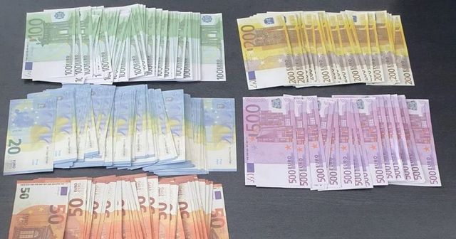 Zeci de mii de bancnote contrafăcute, în valoare de peste 4,1 milioane de euro, au fost descoperite de polițiști în Vrancea