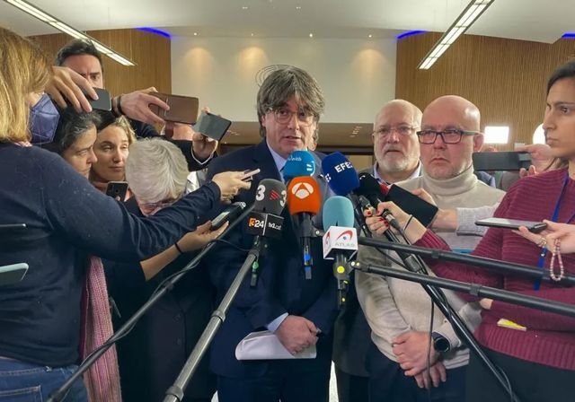 El abogado de Puigdemont tilda de «pato cojo» a Sánchez y ve un «escenario ideal» en que el PP pudiera gobernar sin Vox
