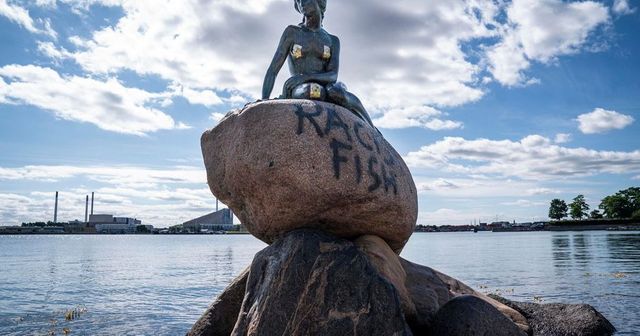 La Sirenetta di Copenaghen vandalizzata con la scritta “Pesce razzista”