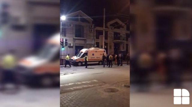 Ambulanță răsturnată în centrul Capitalei. Cine se face vinovat de accident