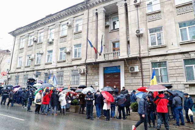 Opoziția parlamentară împotriva votului prin corespondență la prezidențiale – A protestat în fața CEC – Guvernul a avizat pozitiv proiectul