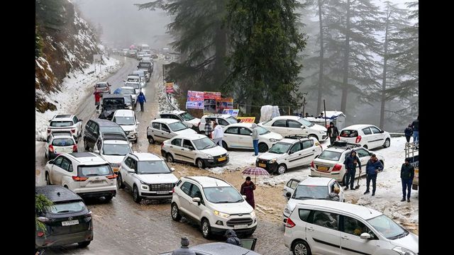 475 Roads Blocked, Power And Water Supply Disrupted As Snowfall Affects Normal Life In Himachal Pradesh