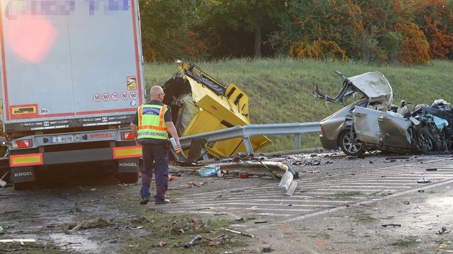 Három felnőtt és egy gyermek meghalt az autópályán történt balesetben