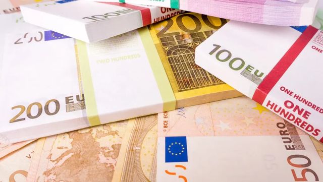 Un fost polițist i-a cerut 10.000 de euro unei femei ca să nu publice poze indecente cu ea pe rețelele de socializare