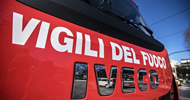 Tir in scarpata per 60 metri, l'autista sbalzato dall'abitacolo