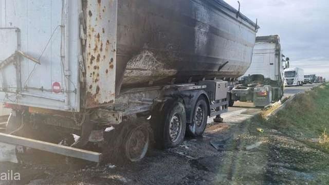 Un TIR din Republica Moldova, încărcat cu cereale, a luat foc în România