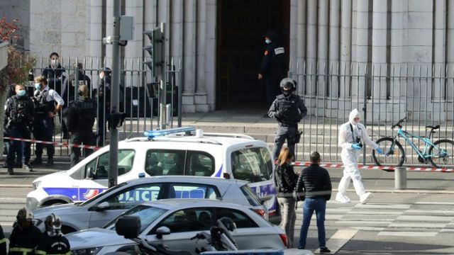 Emmanuel Macron merge la Nisa, pentru a oferi susținere după atacul islamist