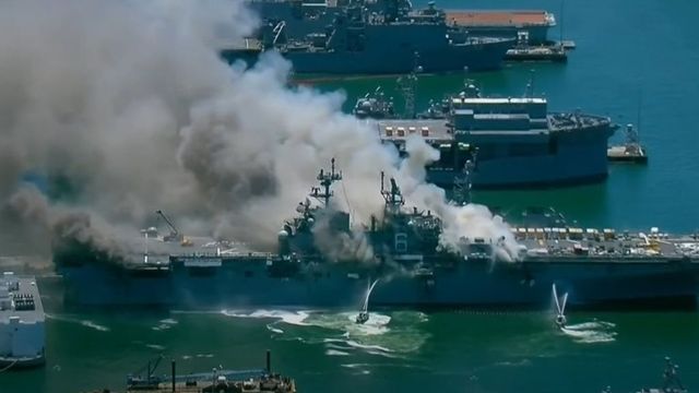 Incendiu spectaculos la bordul unei nave militare în California