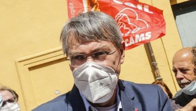 “Tamponi gratis per chi lavora”. Scoppia la bufera su Landini