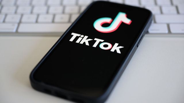 Peste 400 de canale TikTok sunt vizate de autorit['care răspândeau dezinformare cu impact asupra securității naționale