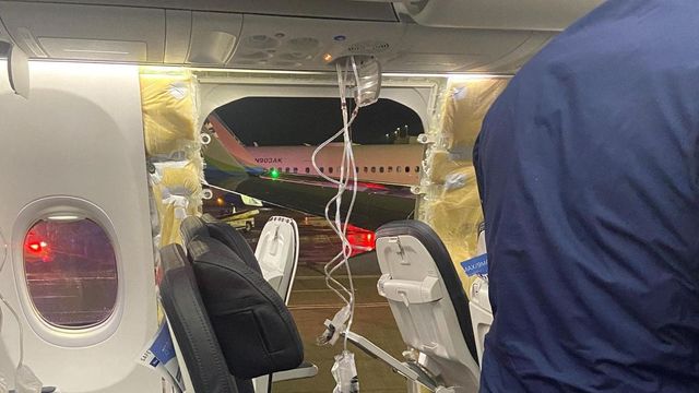 Alaska Airlines, esplode in volo un portellone di un Boeing 737 Max 9: paura per 174 passeggeri ma nessuna vittima