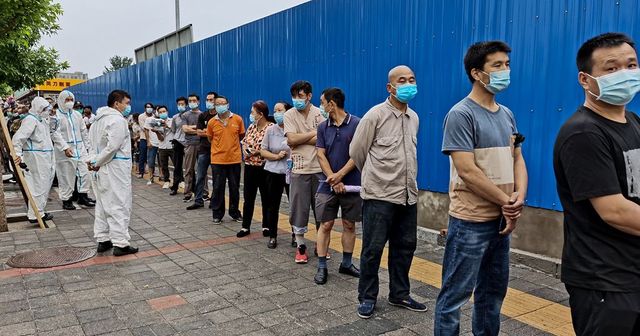 Napi közel egymillió embert tesztelnének Pekingben a koronavírus ellen