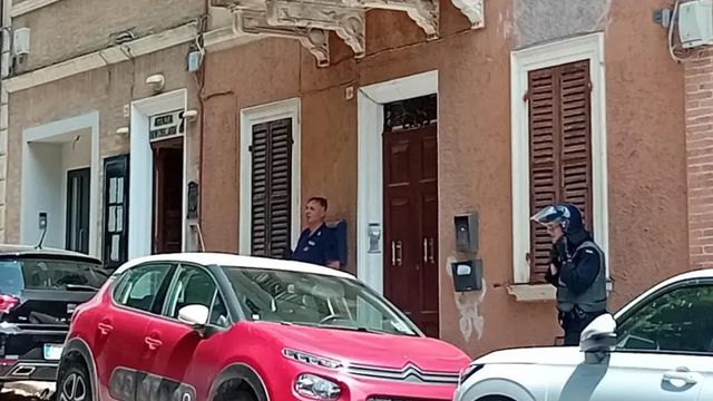 ++ Uomo si barrica in casa e minaccia forze ordine ++
