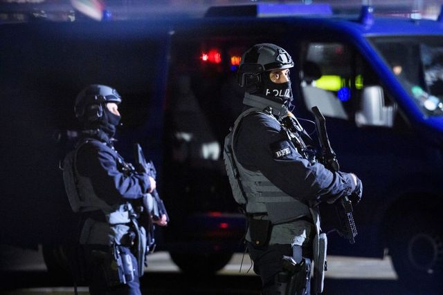 Bărbatul care a blocat aeroportul Hamburg, s-a predat poliției