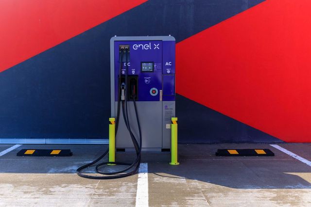 Stații de încărcare pentru mașini electrice în mall-urile din 12 orașe