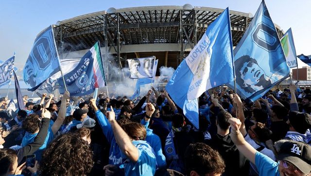 Festa per il Napoli, in migliaia davanti allo stadio Maradona