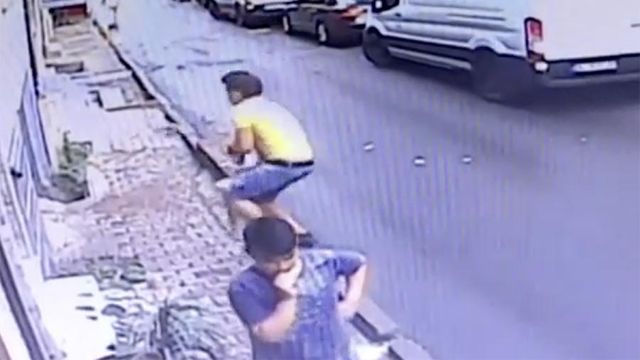 Подросток в Турции поймал выпавшую из окна девочку