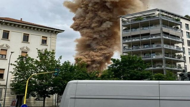 Explozii în lanț, în centrul orașului Milano. Mai multe mașini au luat foc, o școală a fost evacuată