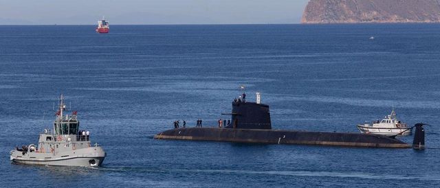 El submarino Isaac Peral ya duerme en la base militar Arsenal de la Región de Murcia