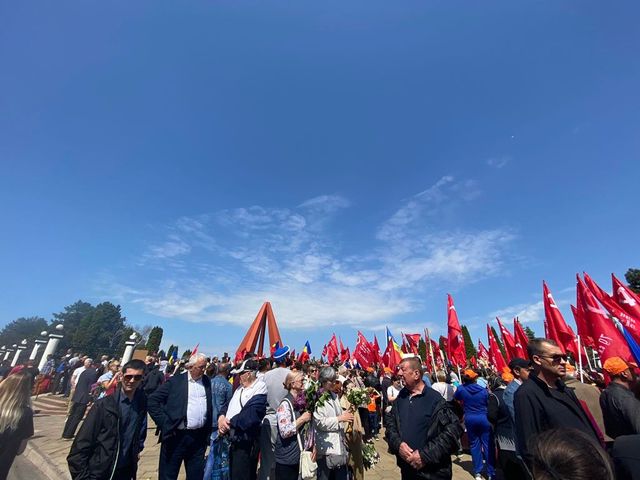 Marșul „Victoriei” în Chișinău: unii deputați ai BCS au venit la eveniment cu panglica negru-oranj, interzisă pe teritoriul R. Moldova