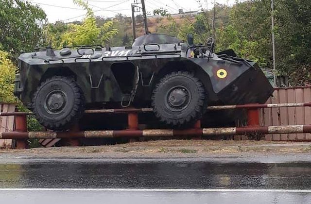 Transportor blindat al Armatei, implicat într-un accident într-un sat din județul Galați, după ce a rămas fără frâne