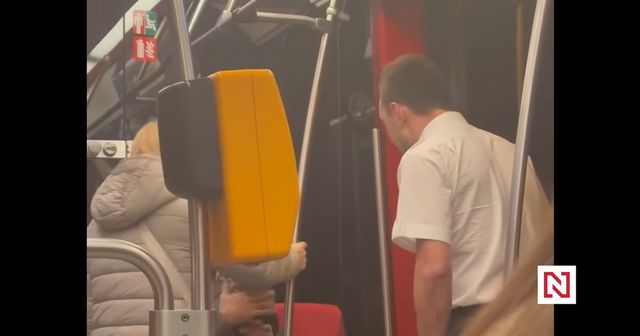 Řidič tramvaje v Praze otřesným způsobem vyhodil z vozu Ukrajince s malým dítětem
