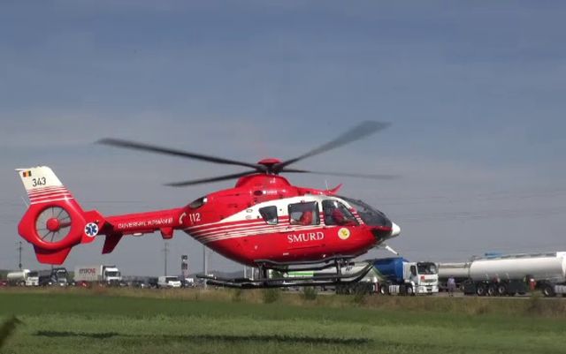 O fetiță s-a accidentat grav după ce a căzut de la etajul 2 al unui bloc din Deva
