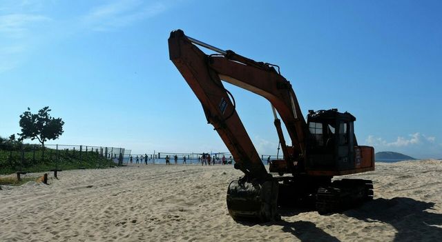Tragedia a Pinarella di Cervia, donna muore travolta da una ruspa