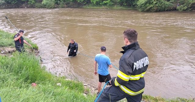 Pompierii au reluat căutarea fetiței de trei ani care a căzut joi în râul Târnava Mare