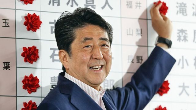 Abe Sindzó marad a japán miniszterelnök, de nincs meg a kétharmad