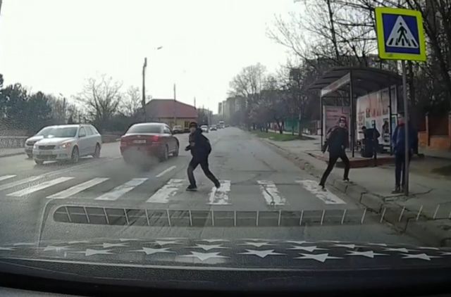 Chișinău: Un copil a fost la pas de a ajunge sub roțile unui automobil, chiar pe o trecere de pietoni