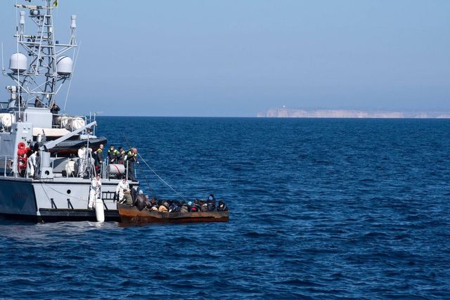 Zeci de migranți au murit înecați în trei noi naufragii în largul Tunisiei