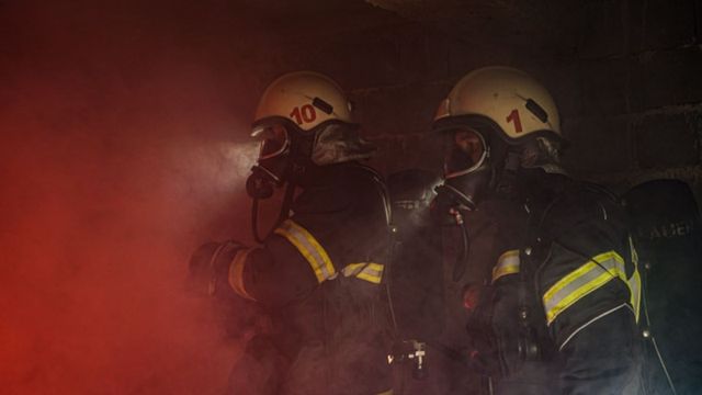 Două persoane au fost salvate de pompieri
