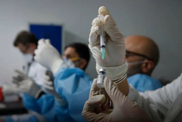 Vaccini a mRNA, Usa cancella 500 milioni di finanziamenti: ira Bassetti