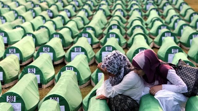 Srebrenica, in migliaia al Cimitero memoriale di Potocari