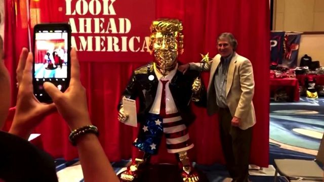 Alla conferenza dei conservatori di Orlando aspettano Trump con una statua d’oro