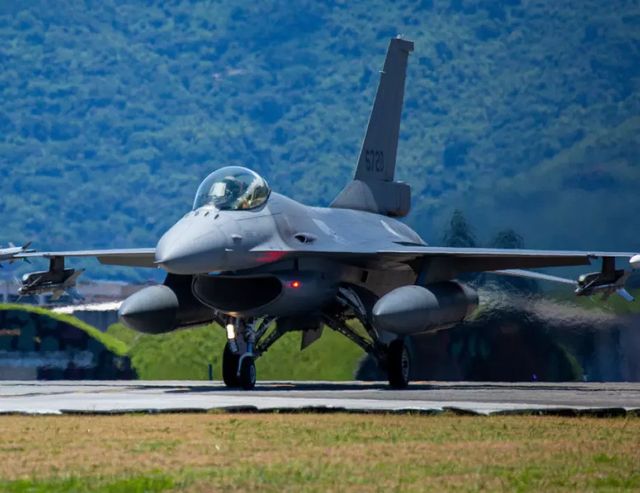 Дания ще обучава украински пилоти на изтребители F-16