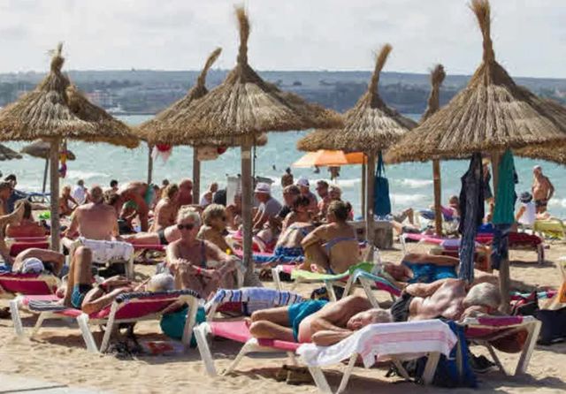 España supera con creces los 21,8 millones de afiliados y el paro baja en casi 50.000 personas