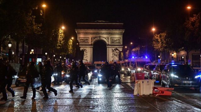 Franța arde: Oamenii legii au reținut 486 de persoane în a cincea noaptea de violențe