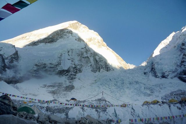 Nepál lezárta az összes hegycsúcsot a hegymászók előtt