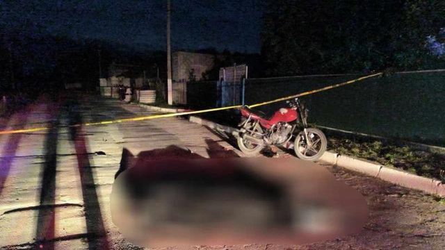 Tragic. Un tânar a murit, iar două persoane au ajuns la spital după ce motocicleta pe care se aflau s-a lovit într-un pilon, la Hîncești