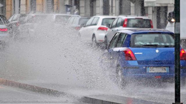 Maltempo, nubifragio a Milano. Allerta temporali con fiumi a rischio