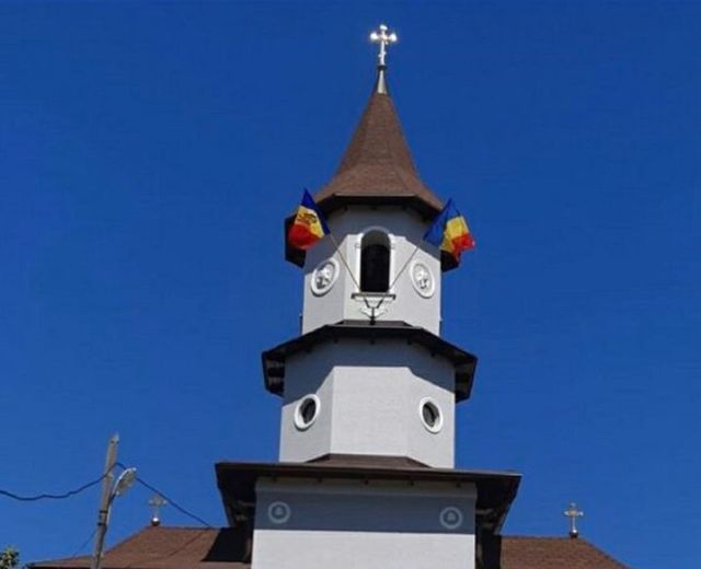 Un preot din Ungheni riscă amendă pentru arborarea drapelului României pe clopotniță