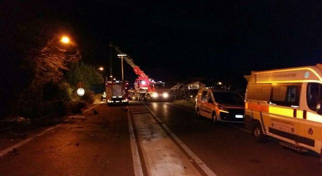 Frontale auto-autobotte pompieri, un morto e sei feriti