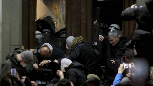 Proteste în Belgrad: Zeci de persoane au fost reținute